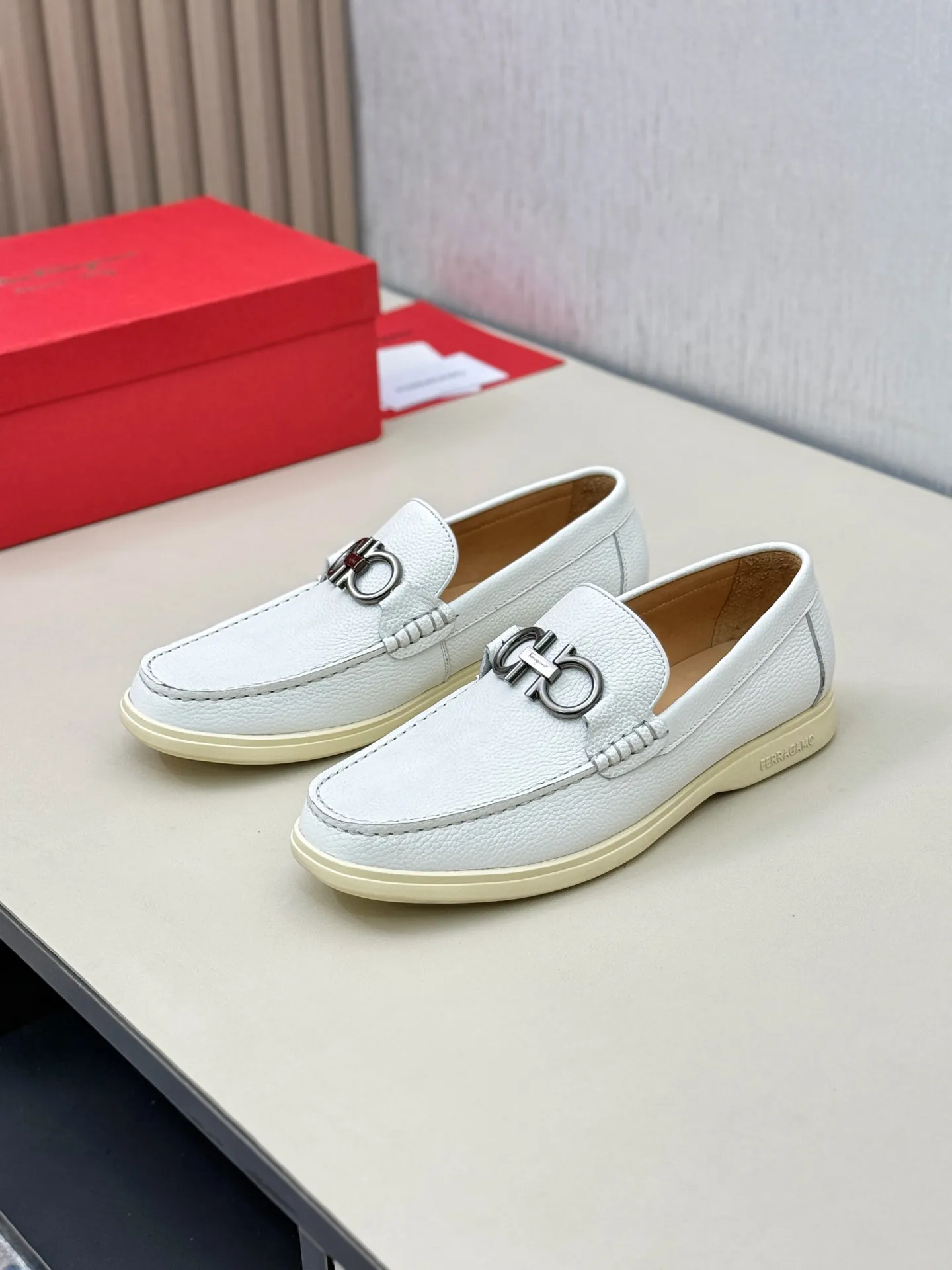 [Ferragamo] P: 580💰 Number of yards: 38~44 (45 orders are non-returnable) Ferragam's new men's driving shoes, the fabric is made of imported cowhide, with visible texture, heavy industrial stitching, dyed calfskin inside, standard logo cowhide feet, big-name experience, soft and comfortable on the feet, a men's favorite, special non-slip and wear-resistant rubber soles, easy to handle various occasions, with original box packaging!
